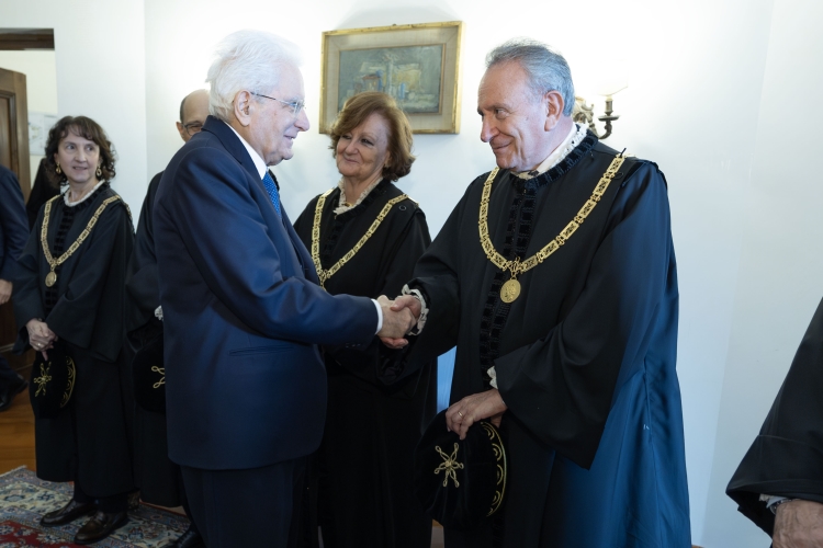 Il Presidente Sergio Mattarella saluta Giudici della Corte Costituzionale, in occasione della partecipazione in forma ufficiale, alla Riunione straordinaria della Corte costituzionale sull’attività svolta nell’anno 2023
