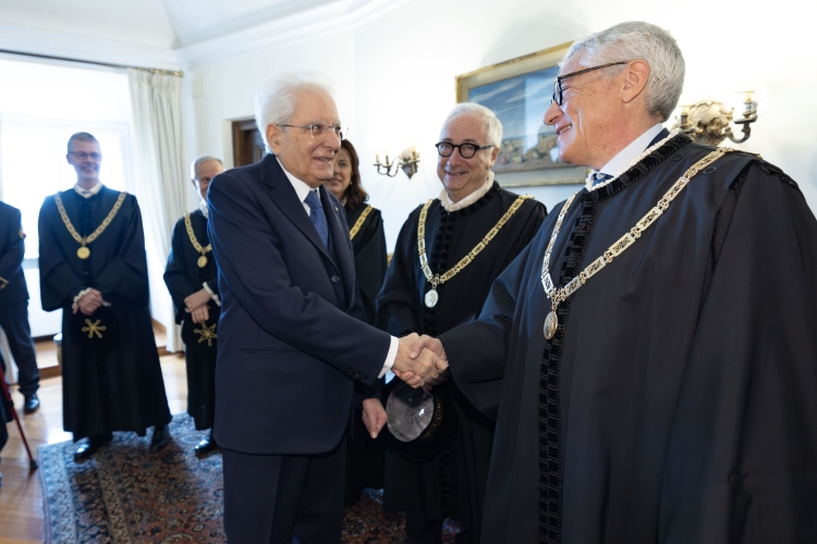 Il Presidente Sergio Mattarella saluta Giudici della Corte Costituzionale, in occasione della partecipazione in forma ufficiale, alla Riunione straordinaria della Corte costituzionale sull’attività svolta nell’anno 2023
