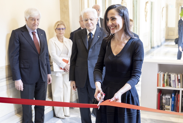 Il Presidente Sergio Mattarella assiste al taglio del nastro da parte di  Esma Cakir, Presidente dell’Associazione Stampa Estera, al suo arrivo a Palazzo Grazioli, in occasione dell’inaugurazione della nuova sede dell’Associazione Stampa estera
