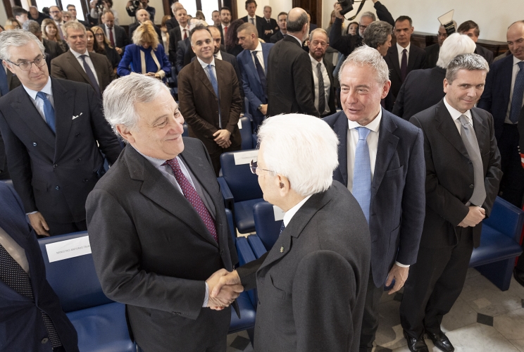 Il Presidente Sergio Mattarella saluta Antonio Tajani, Vice Presidente del Consiglio dei Ministri e Ministro degli Affari Esteri e della Cooperazione Internazionale e Adolfo Urso, Ministro delle Imprese e del Made in Italy, in occasione dell’inaugurazione della nuova sede dell’Associazione Stampa estera