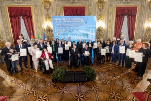 Il Presidente Sergio Mattarella con i nuovi insigniti dell’Ordine al Merito della Repubblica Italiana conferite “motu proprio” a cittadini distintisi per atti di eroismo e impegno civile