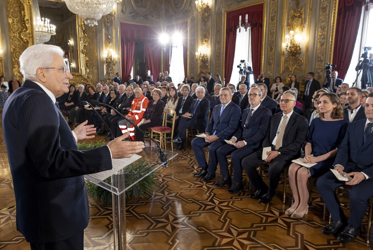 Il Presidente Sergio Mattarella nel corso dell'incontro con i nuovi insigniti dell’Ordine al Merito della Repubblica Italiana conferite “motu proprio” a cittadini distintisi per atti di eroismo e impegno civile