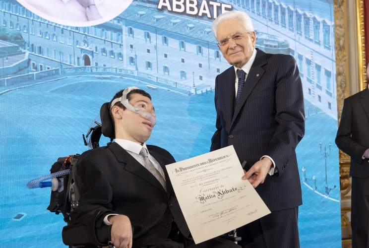 Il Presidente Sergio Mattarella nel corso dell'incontro con i nuovi insigniti dell’Ordine al Merito della Repubblica Italiana conferite “motu proprio” a cittadini distintisi per atti di eroismo e impegno civile