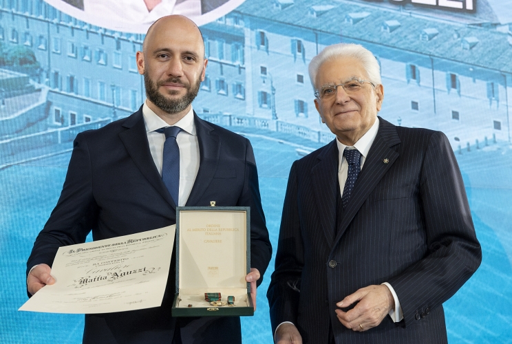 Il Presidente Sergio Mattarella consegna l'onorificenza di Cavaliere dell'Ordine della Repubblica Italiana a  Mattia Aguzzi, conferita motu proprio