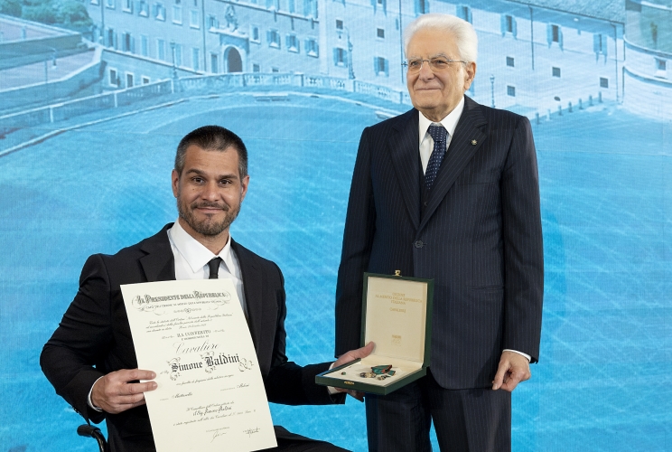 Il Presidente Sergio Mattarella consegna l'onorificenza di Cavaliere dell'Ordine della Repubblica Italiana a  Simone Baldini,  conferita motu proprio
