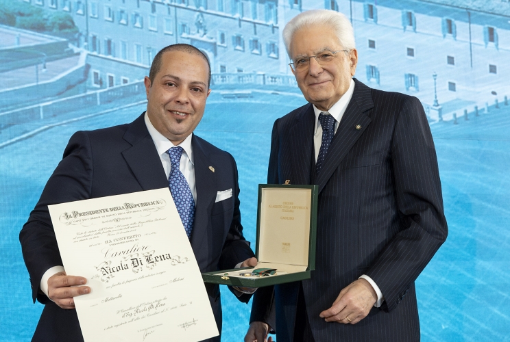 Il Presidente Sergio Mattarella consegna l'onorificenza di Cavaliere dell'Ordine della Repubblica Italiana a  Nicola Di Lena, conferita motu proprio