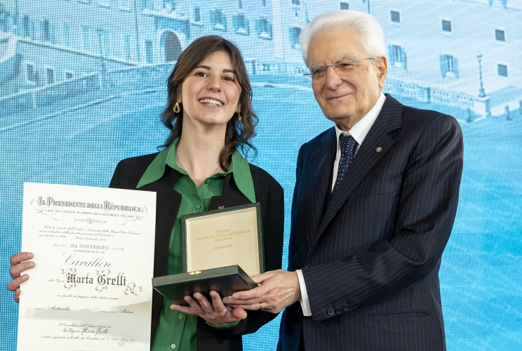 Il Presidente Sergio Mattarella consegna l'onorificenza di Cavaliere dell'Ordine della Repubblica Italiana a  Marta Grelli, conferita motu proprio