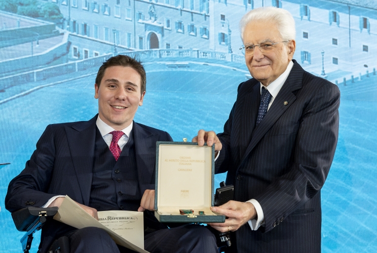 Il Presidente Sergio Mattarella consegna l'onorificenza di Cavaliere dell'Ordine della Repubblica Italiana a  Leonardo Lotto, conferita motu proprio