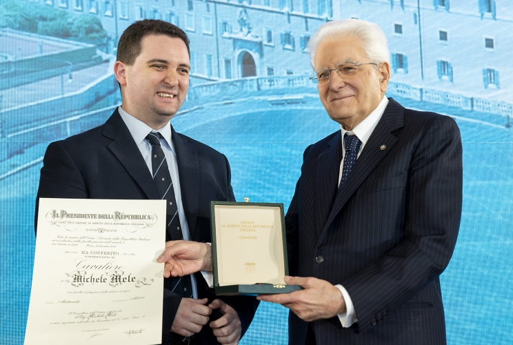 Il Presidente Sergio Mattarella consegna l'onorificenza di Cavaliere dell'Ordine della Repubblica Italiana a  Michele Mele, conferita motu proprio