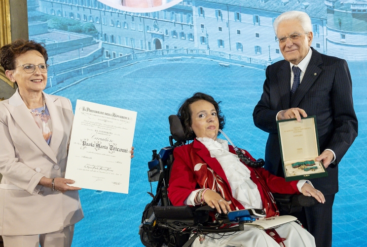 Il Presidente Sergio Mattarella consegna l'onorificenza di Cavaliere dell'Ordine della Repubblica Italiana a Paola Maria Tricomi, conferita motu proprio