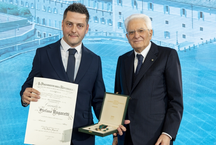 Il Presidente Sergio Mattarella consegna l'onorificenza di Cavaliere dell'Ordine della Repubblica Italiana a Stefano Ungaretti, conferita motu proprio