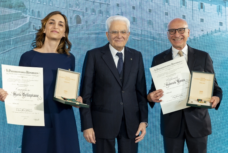 Il Presidente Sergio Mattarella consegna l'onorificenza di Cavaliere dell'Ordine della Repubblica Italiana a Marta Delle Piane e l'onorificenza di Ufficiale dell'Ordine al merito della Repubblica Italiana a Gabriele Bona, conferita motu proprio