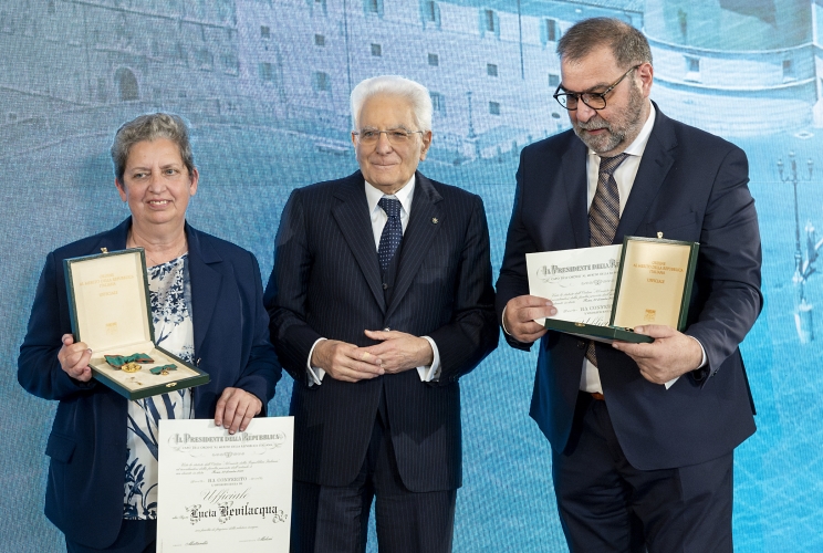 Il Presidente Sergio Mattarella consegna l'onorificenza di Ufficiali dell'Ordine al merito della Repubblica Italiana a Lucia Bevilacqua e Salvatore Pilato, conferita motu proprio