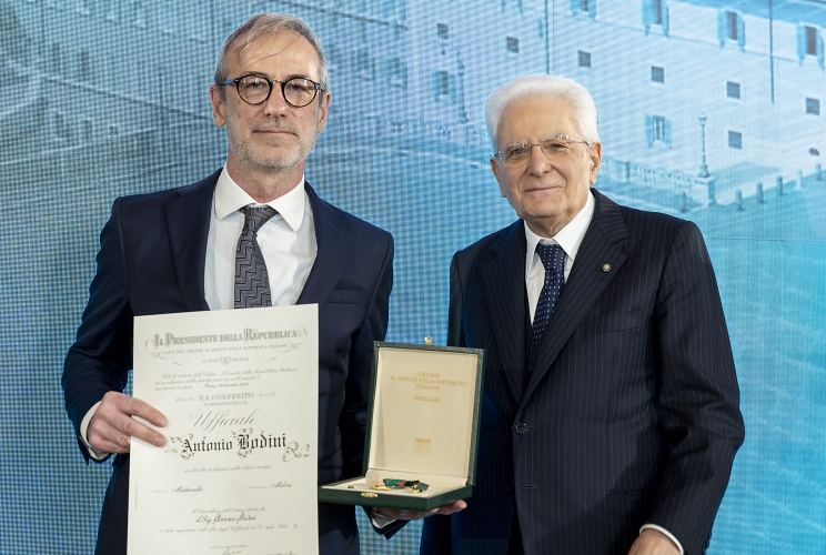 Il Presidente Sergio Mattarella consegna l'onorificenza di Ufficiale dell'Ordine al merito della Repubblica Italiana a Antonio Bodini, conferita motu proprio