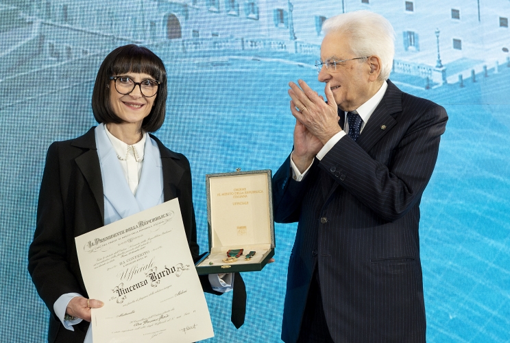 Il Presidente Sergio Mattarella consegna l'onorificenza di Ufficiale dell'Ordine al merito della Repubblica Italiana a Vincenzo Bordo, conferita motu proprio, ritira la sorella Maria Maddalena Bordo