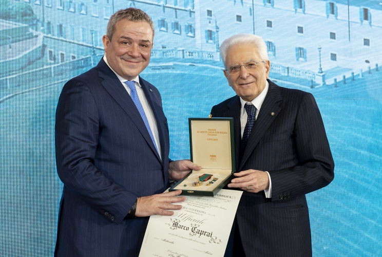 Il Presidente Sergio Mattarella consegna l'onorificenza di Ufficiale dell'Ordine al merito della Repubblica Italiana a Marco Caprai, conferita motu proprio