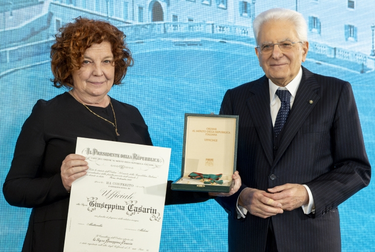 Il Presidente Sergio Mattarella consegna l'onorificenza di Ufficiale dell'Ordine al merito della Repubblica Italiana a Giuseppina Casarin, conferita motu proprio