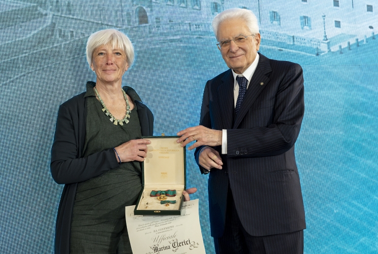 Il Presidente Sergio Mattarella consegna l'onorificenza di Ufficiale dell'Ordine al merito della Repubblica Italiana a Marina Clerici, conferita motu proprio