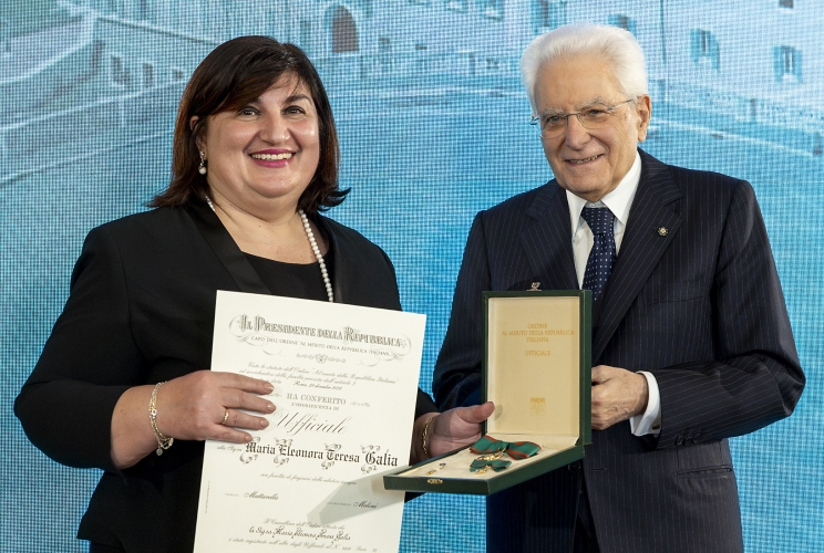 Il Presidente Sergio Mattarella consegna l'onorificenza di Ufficiale dell'Ordine al merito della Repubblica Italiana a Maria Eleonora Teresa Galia, conferita motu proprio