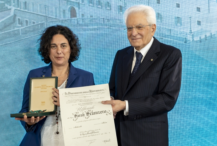 Il Presidente Sergio Mattarella consegna l'onorificenza di Ufficiale dell'Ordine al merito della Repubblica Italiana a Sarah Sclauzero, conferita motu proprio