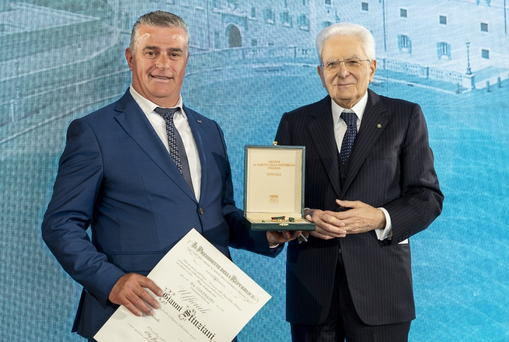 Il Presidente Sergio Mattarella consegna l'onorificenza di Ufficiale dell'Ordine al merito della Repubblica Italiana a Gianni Stinziani, conferita motu proprio