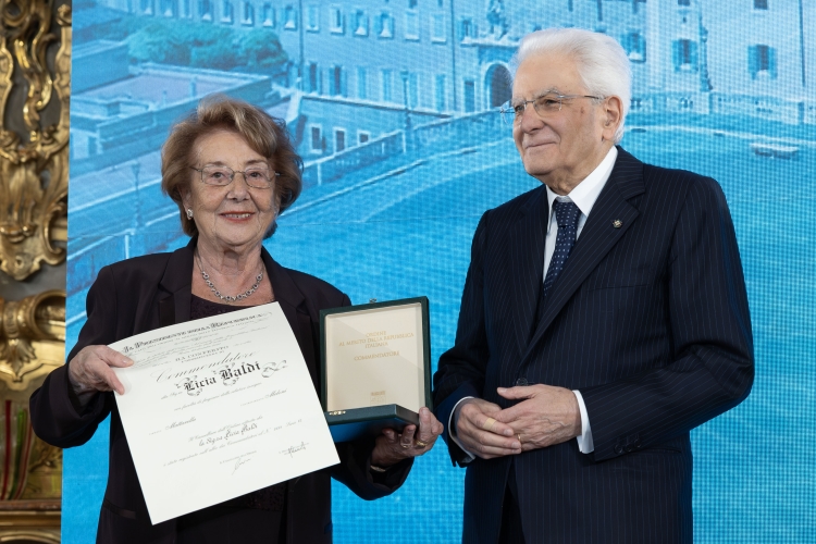 Il Presidente Sergio Mattarella consegna l'onorificenza di Commendatore dell'Ordine al merito della Repubblica Italiana a Licia Baldi, conferita motu proprio