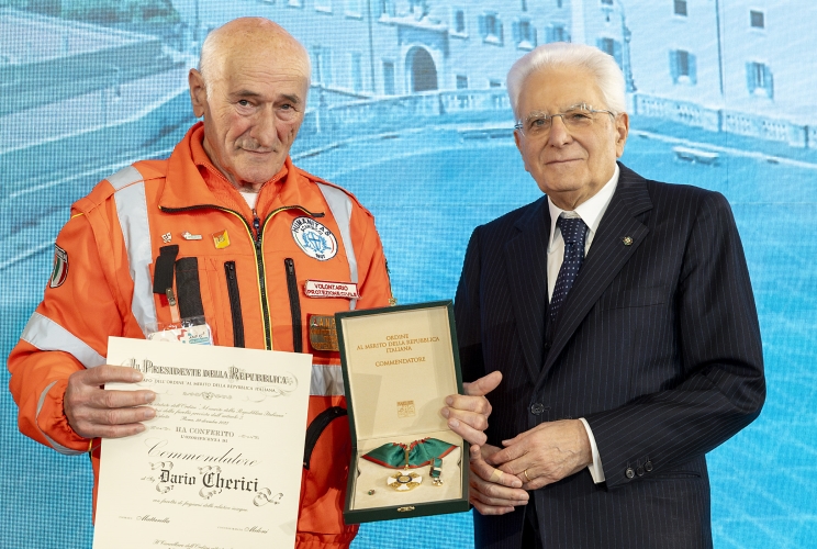 Il Presidente Sergio Mattarella consegna l'onorificenza di Commendatore dell'Ordine al merito della Repubblica Italiana a Dario Cherici, conferita motu proprio