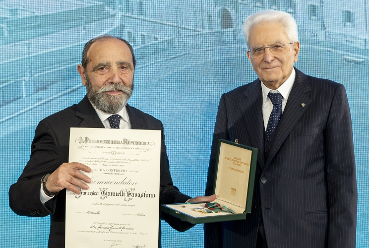 Il Presidente Sergio Mattarella consegna l'onorificenza di Commendatore dell'Ordine al merito della Repubblica Italiana a Francesco Giannelli Savastano, conferita motu proprio
