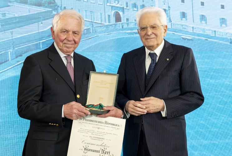  Il Presidente Sergio Mattarella consegna l'onorificenza di Commendatore dell'Ordine al merito della Repubblica Italiana a Giovanni Neri, conferita motu proprio