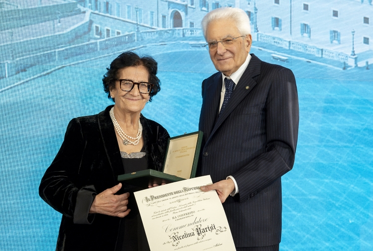 Il Presidente Sergio Mattarella consegna l'onorificenza di Commendatore dell'Ordine al merito della Repubblica Italiana a Nicolina Parisi, conferita motu proprio
