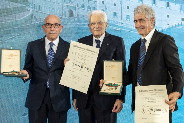 Il Presidente Sergio Mattarella consegna l'onorificenza di Commendatore dell'Ordine al merito della Repubblica Italiana a Antonio Piccolo e Carlo Sagliocco, conferita motu proprio