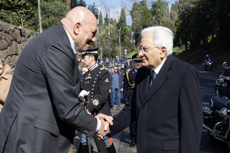 Il Presidente della Repubblica Sergio Mattarella accolto da Guido Crosetto, Ministro della difesa - Rappresentante del Governo, in occasione della cerimonia commemorativa del 80° anniversario dell'eccidio delle Fosse Ardeatine
