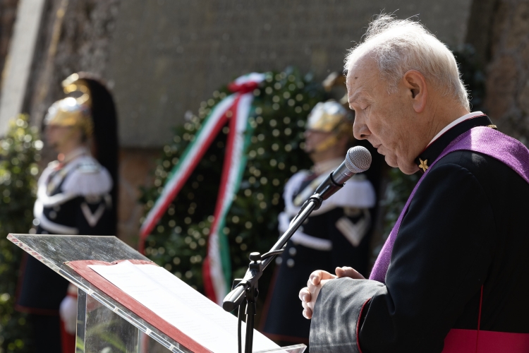 S.E. Rev.ma Mons. Sergio Siddi, Cappellano Militare, eleva una preghiera cattolica
