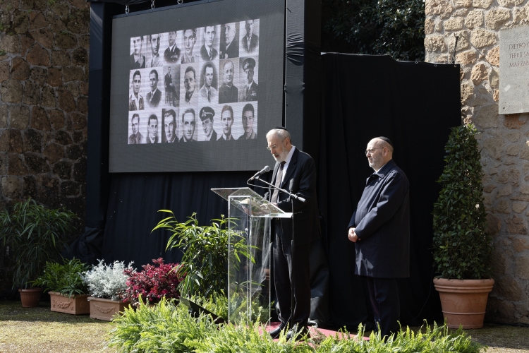 Rav. Riccardo Di Segni, Rabbino Capo della Comunità ebraica di Roma,eleva una preghiera ebraica
