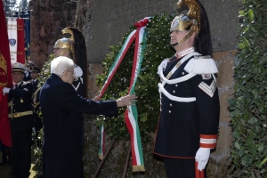 Il Presidente Mattarella depone una corona alle Fosse Ardeatine