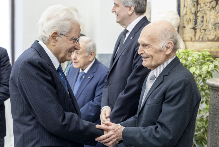 Il Presidente Sergio Mattarella saluta Roberto Einaudi, Presidente onorario del Comitato Nazionale per i 150 anni dalla nascita di Luigi Einaudi