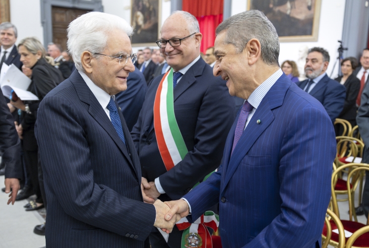 Il Presidente Sergio Mattarella saluta Fabio Panetta, Governatore della Banca d’Italia, in occasione del convegno promosso nel 150° anniversario della nascita di Luigi Einaudi