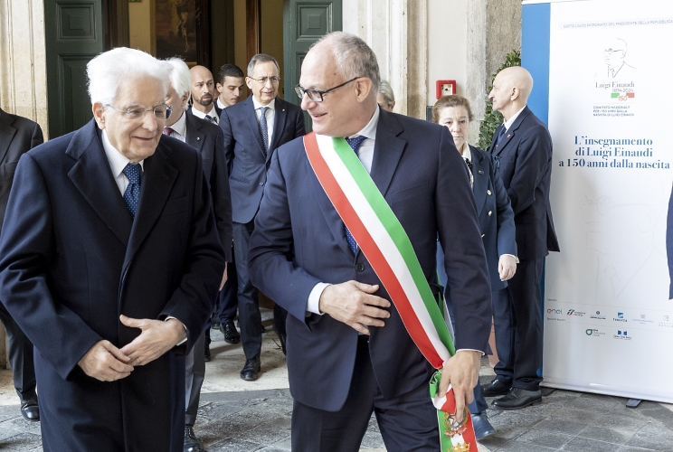 Il Presidente Sergio Mattarella accompagnato dal Sindaco di Roma Roberto Gualtieri lascia il Campidoglio, al termine del convegno promosso nel 150° anniversario della nascita di Luigi Einaudi