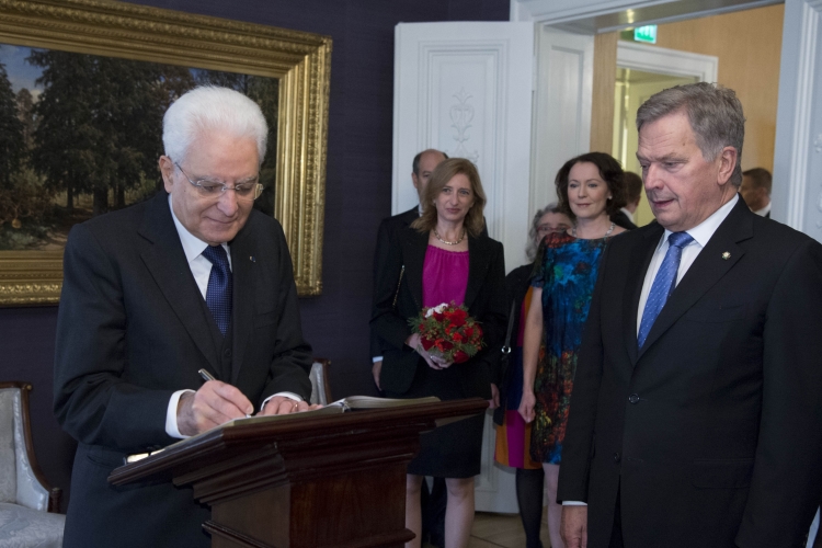 Il Presidente Sergio Mattarella firma il Libro d’Onore in occasione della Visita di Stato