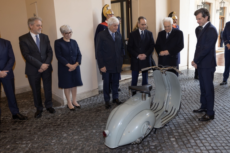 Il Presidente della Repubblica Sergio Mattarella con Matteo Colaninno e Michele Colaninno, rispettivamente Presidente esecutivo e Amministratore Delegato – CEO di Piaggio Group, in occasione del 140° anniversario di fondazione dell’azienda
