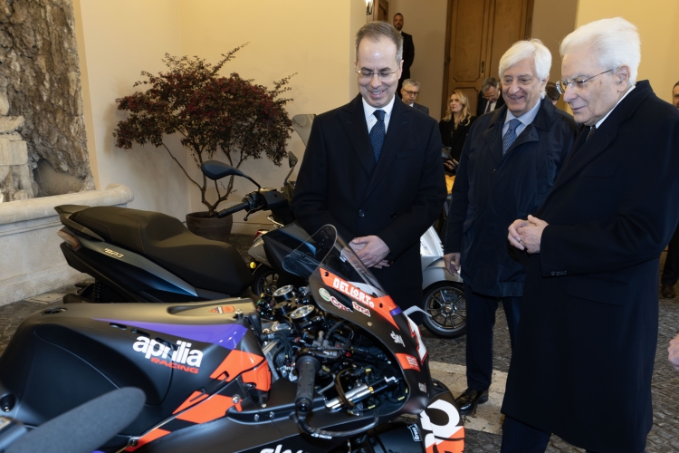 Il Presidente della Repubblica Sergio Mattarella con Matteo Colaninno Presidente esecutivo Piaggio Group, in occasione del 140° anniversario di fondazione dell’azienda
