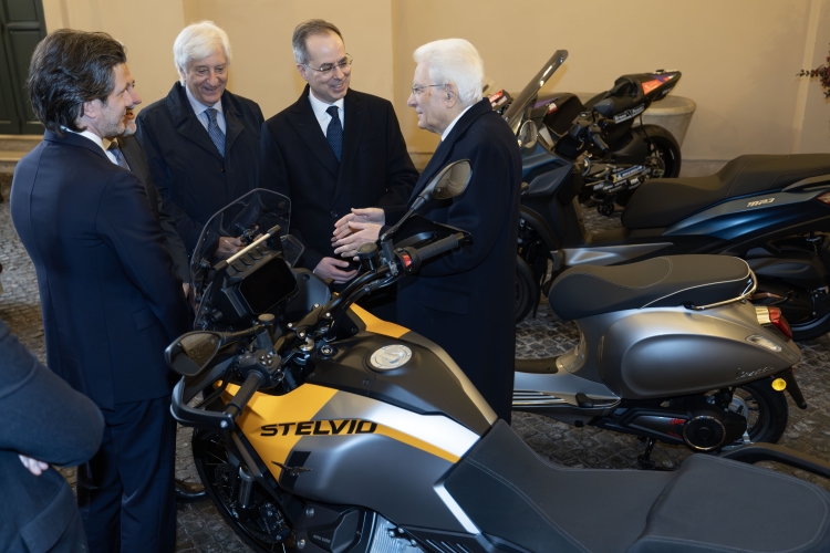 Il Presidente della Repubblica Sergio Mattarella con Matteo Colaninno e Michele Colaninno, rispettivamente Presidente esecutivo e Amministratore Delegato – CEO di Piaggio Group, in occasione del 140° anniversario di fondazione dell’azienda
