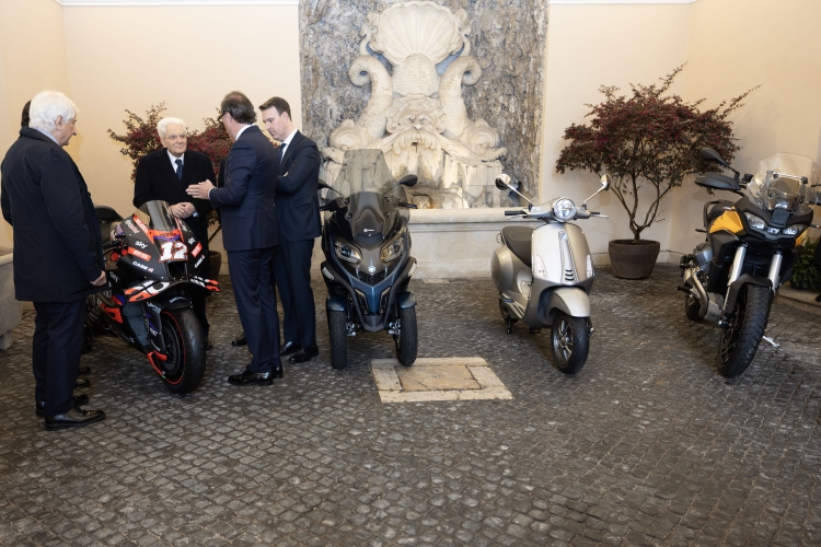 Il Presidente della Repubblica Sergio Mattarella con Matteo Colaninno e Michele Colaninno, rispettivamente Presidente esecutivo e Amministratore Delegato – CEO di Piaggio Group, in occasione del 140° anniversario di fondazione dell’azienda
