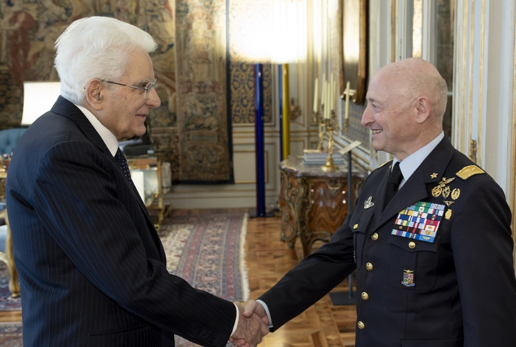 Il Presidente Sergio Mattarella accoglie il Gen. S.A. Luca Goretti, Capo di Stato Maggiore dell’Aeronautica Militare