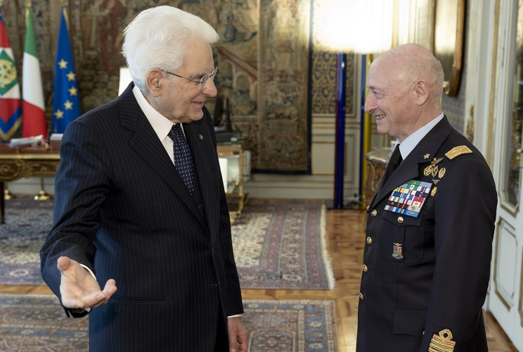 Il Presidente Sergio Mattarella accoglie il Gen. S.A. Luca Goretti, Capo di Stato Maggiore dell’Aeronautica Militare