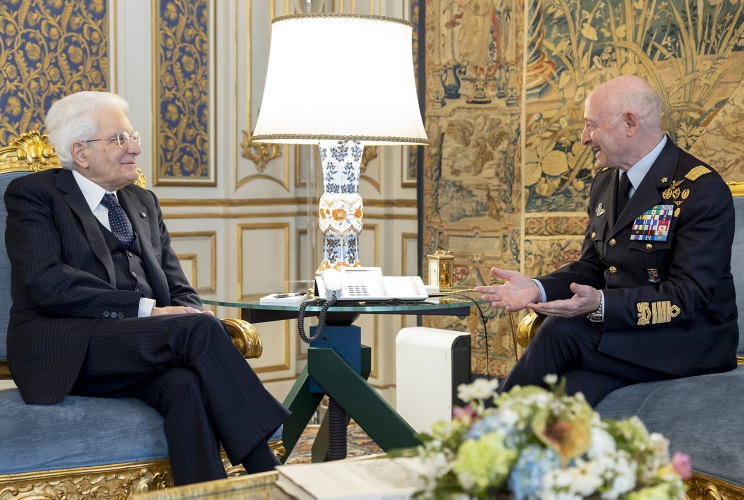 Il Presidente Sergio Mattarella nel corso dell'incontro con il Gen. S.A. Luca Goretti, Capo di Stato Maggiore dell’Aeronautica Militare