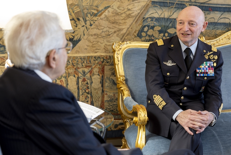 Il Presidente Sergio Mattarella nel corso dell'incontro con il Gen. S.A. Luca Goretti, Capo di Stato Maggiore dell’Aeronautica Militare
