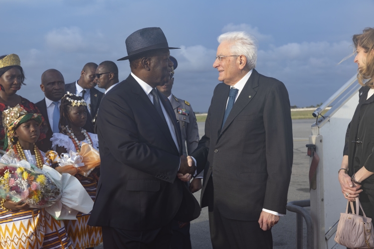 Il Presidente della Repubblica Sergio Mattarella all’aeroporto di Abidjan accolto da Alassane Ouattara,Presidente della Repubblica della Costa d’Avorio,in occasione della visita Ufficiale
