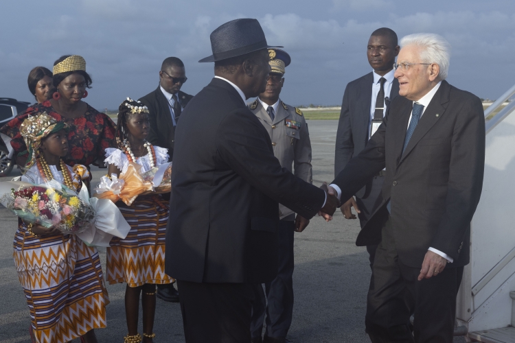 Il Presidente della Repubblica Sergio Mattarella all’aeroporto di Abidjan accolto da Alassane Ouattara,Presidente della Repubblica della Costa d’Avorio,in occasione della visita Ufficiale
