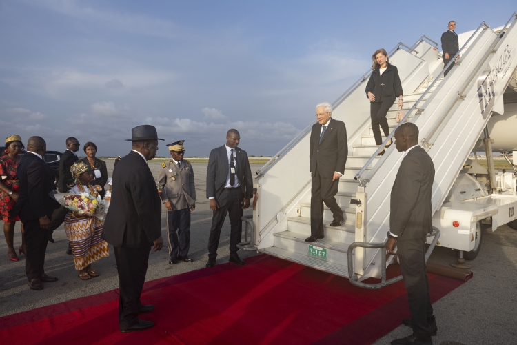 Il Presidente della Repubblica Sergio Mattarella e la Sig.ra Laura all’aeroporto di Abidjan accolto da Alassane Ouattara,Presidente della Repubblica della Costa d’Avorio,in occasione della visita Ufficiale

